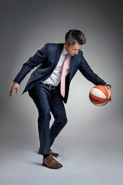 Kurt Hohensinner - mit Basketball