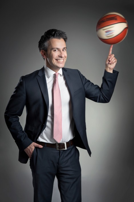 Kurt Hohensinner - mit Basketball