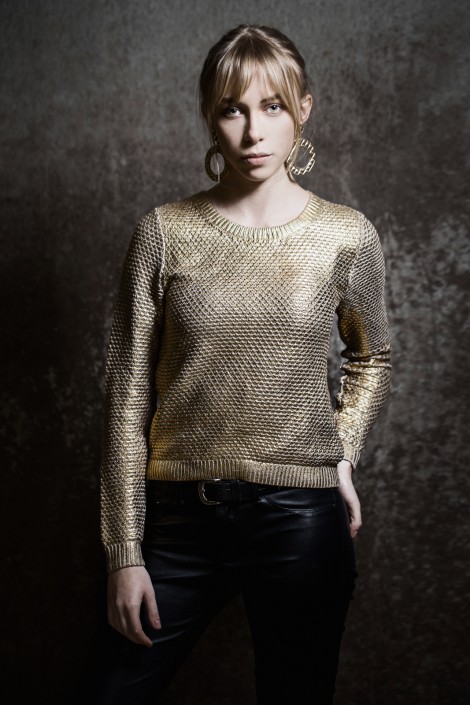 Anna mit goldenem Pullover
