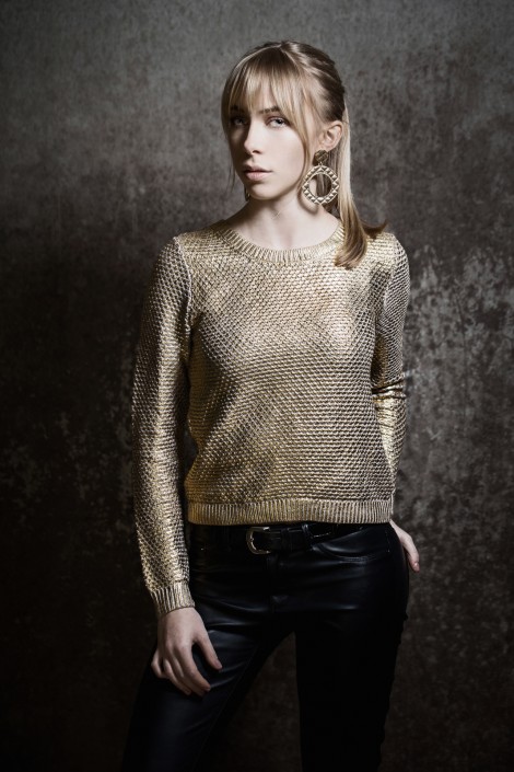 Anna mit goldenem Pullover