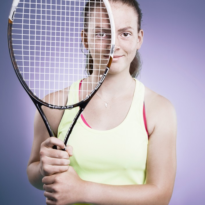 Sarah Primik schaut durch den Tennisschläger