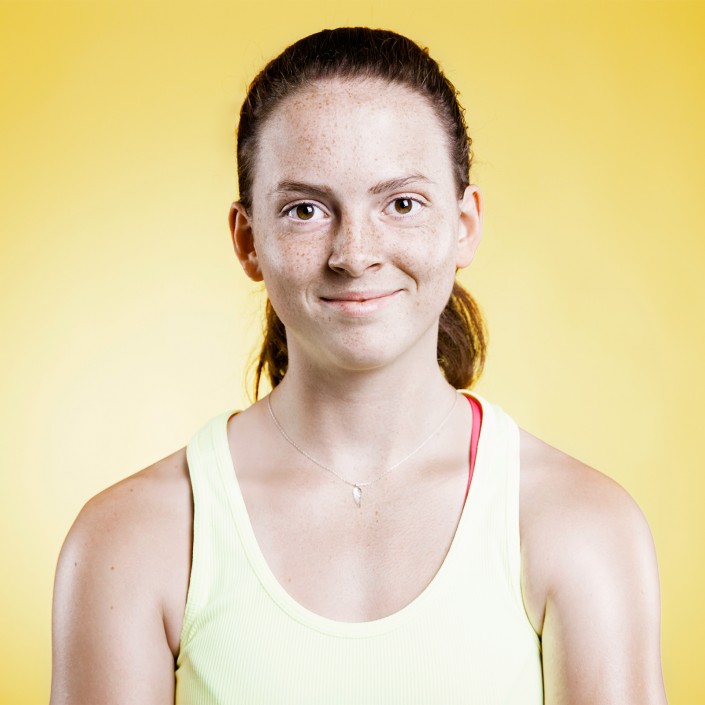 Sarah Primik Portrait auf gelbem Hintergrund