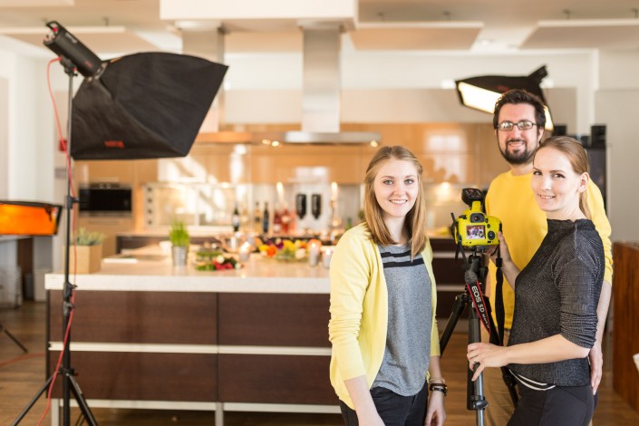 Lena Auer, Manuel Mörth und Miriam Primik beim Fotoshooting für das Markovec Haus